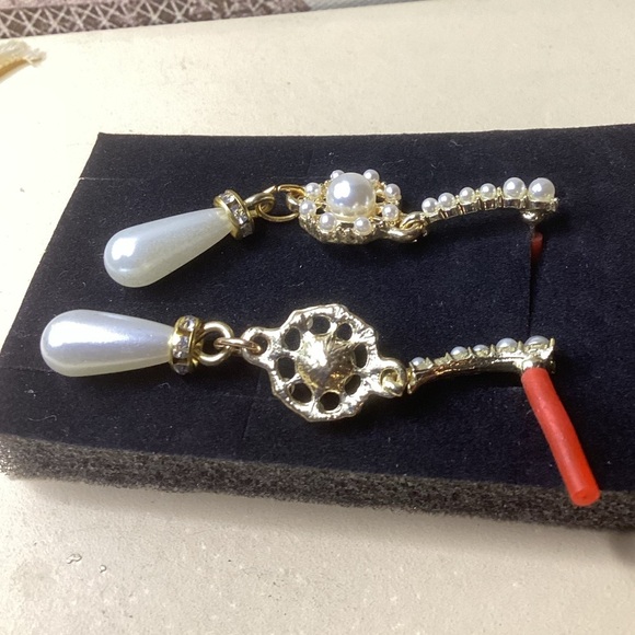 Elegant Gold and Pearl Drop Earrings - Picture 2 of 3